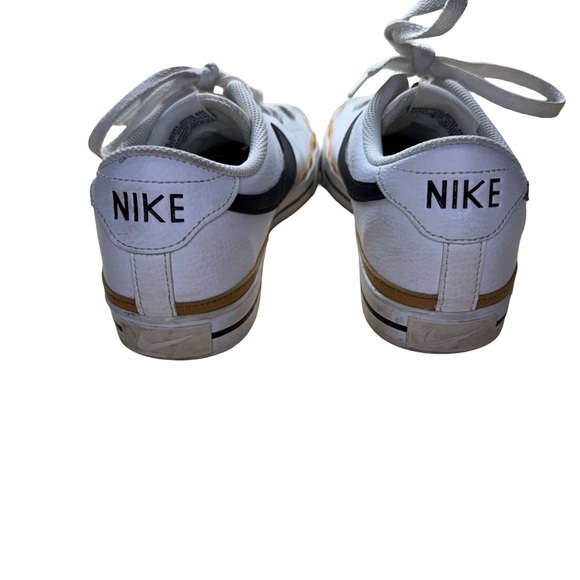 Nike Classic White and Black Low-Tops - Picture 5 of 7